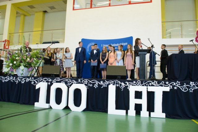 Jubileusz 100-lecia Szkoły - „Wspomnień czar” - część artystyczna podczas uroczystych obchodów Jubileuszu Szkoły